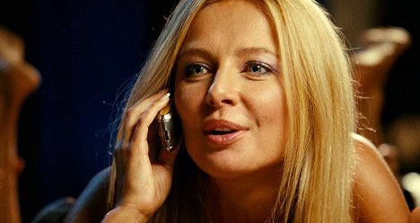 Ayol onlayn anal jinsiy aloqaga tayyorlanmoqda