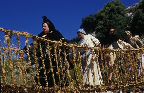 Kathy Bates, Adriana Domínguez, Mark Polish, Harvey Keitel - Die Brücke von San Luis Rey - Filmfotos