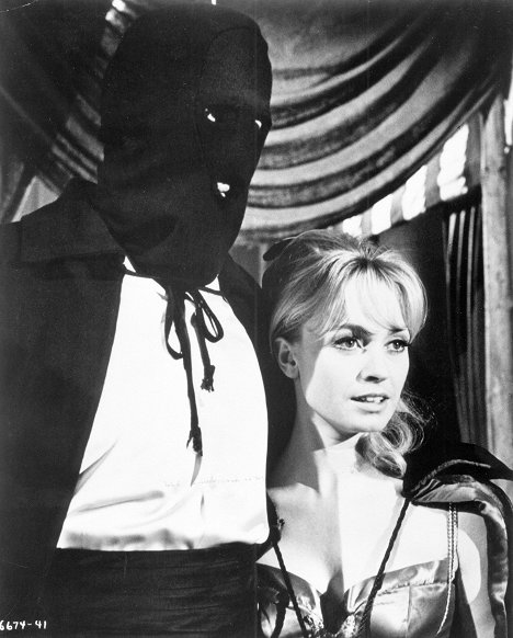 Christopher Lee, Suzy Kendall - Circus of Fear - Van film