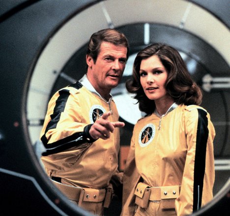 Roger Moore, Lois Chiles - James Bond - Moonraker - streng geheim - Filmfotos