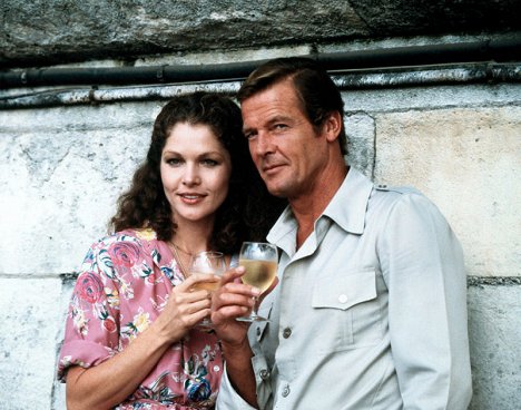 Lois Chiles, Roger Moore - James Bond: Holdkelte - Filmfotók