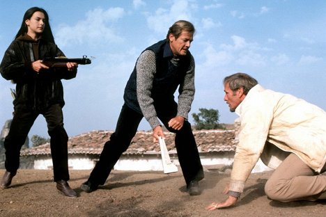 Carole Bouquet, Roger Moore, Julian Glover - James Bond 007 - In tödlicher Mission - Filmfotos