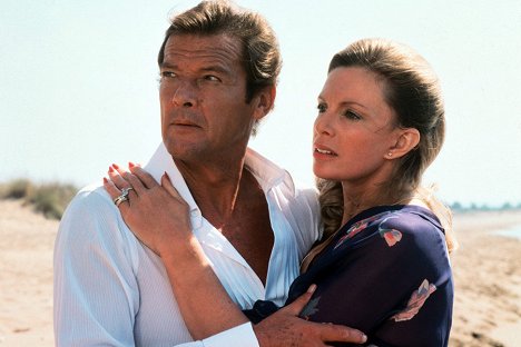 Roger Moore, Cassandra Harris - James Bond 007 - In tödlicher Mission - Filmfotos