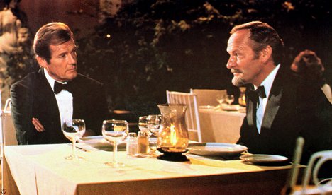 Roger Moore, Julian Glover - James Bond 007 - In tödlicher Mission - Filmfotos