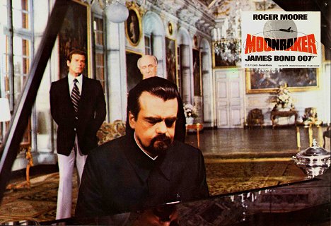 Roger Moore, Arthur Howard, Michael Lonsdale - James Bond: Holdkelte - Vitrinfotók