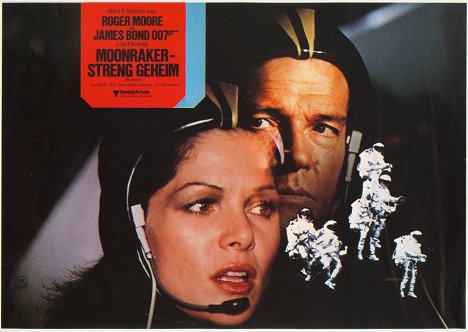 Lois Chiles, Roger Moore - James Bond: Holdkelte - Vitrinfotók