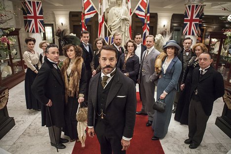 Sai Bennett, Amy Morgan, Aidan McArdle, Katherine Kelly, Grégory Fitoussi, Aisling Loftus, Jeremy Piven, Tom Goodman-Hill, Amanda Abbington, Trystan Gravelle, Samuel West, Frances O'Connor, Cal MacAninch, Amy Beth Hayes, Ron Cook - Mr. Selfridge - Werbefoto