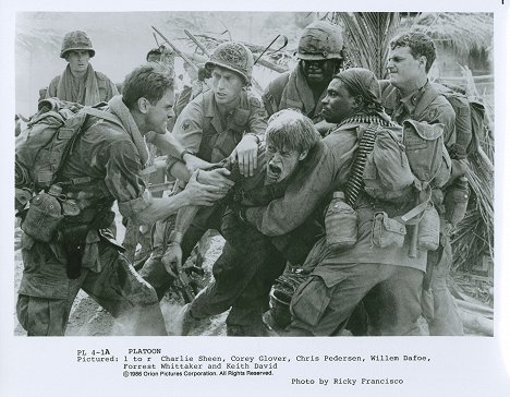 Charlie Sheen, Chris Pedersen, Willem Dafoe, Keith David - Platoon - Nuoret sotilaat - Mainoskuvat