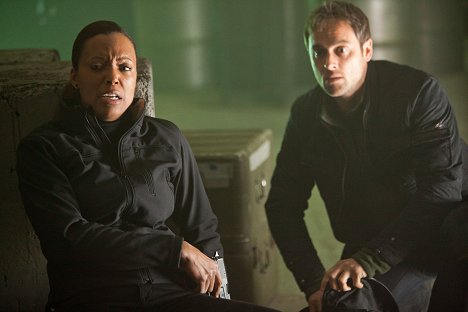 Aisha Tyler, Stuart Townsend - XIII: The Series - The Bunker - Van film