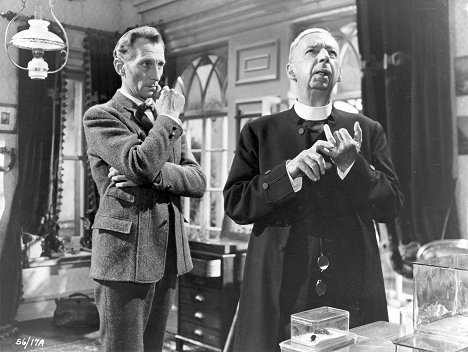 Peter Cushing, Miles Malleson - The Hound of the Baskervilles - Z filmu