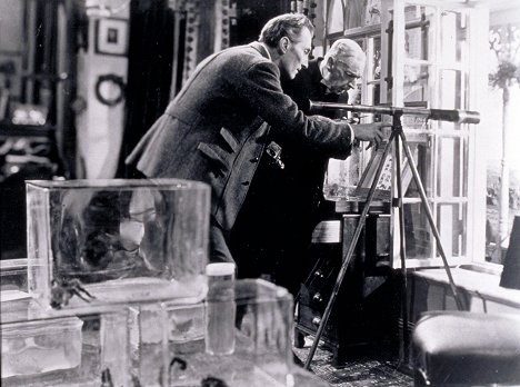Peter Cushing, Miles Malleson - Der Hund von Baskerville - Filmfotos