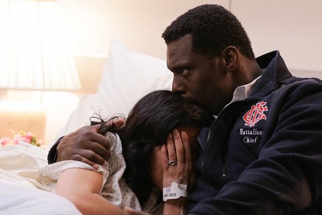 Melissa Ponzio, Eamonn Walker - Chicago Fire - Für immer - Filmfotos