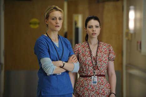Taylor Schilling, Michelle Trachtenberg - Klinika Mercy - Can We Talk About the Gigantic Elephant in the Ambulance? - Z filmu