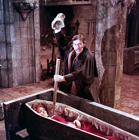 Isla Blair, John Carson - Das Blut von Dracula - Filmfotos