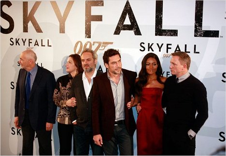 Michael G. Wilson, Barbara Broccoli, Sam Mendes, Javier Bardem, Naomie Harris, Daniel Craig - Skyfall - Z akcí