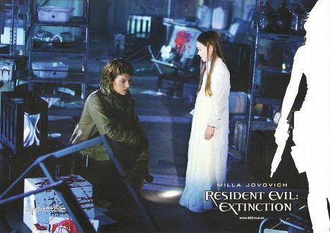 Milla Jovovich, Madeline Carroll - Resident Evil : Extinction - Cartes de lobby