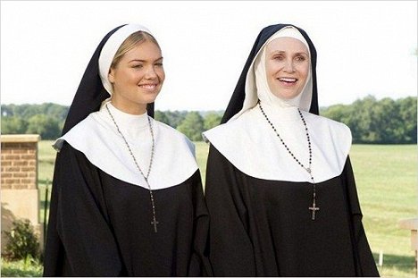 Kate Upton, Jane Lynch - Les Trois Corniauds - Film