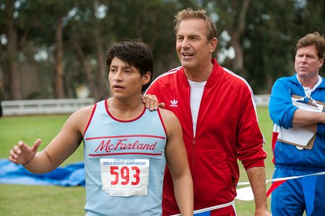 Carlos Pratts, Kevin Costner - McFarland: Sin límites - De la película