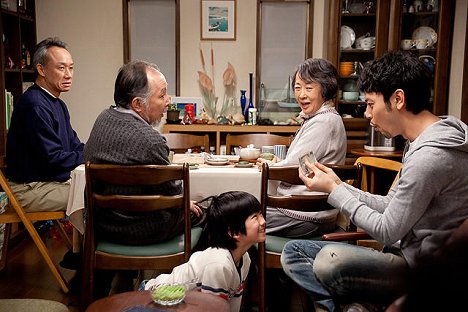 橋爪功, Kazuko Yoshiyuki, Ayumu Maruyama, Satoshi Tsumabuki - Tokyo Family - Filmfotos