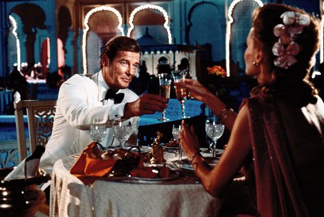 Roger Moore, Kristina Wayborn - James Bond - Octopussy - Filmfotos