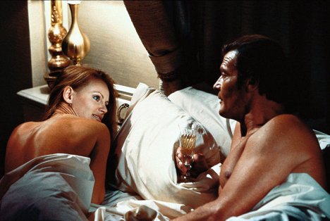 Kristina Wayborn, Roger Moore - James Bond: Chobotnička - Z filmu