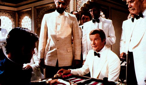 Louis Jourdan, Kabir Bedi, Roger Moore - James Bond - Octopussy - Filmfotos
