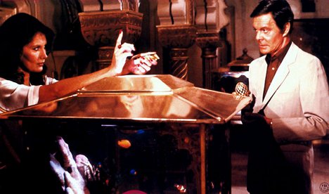 Maud Adams, Roger Moore - James Bond: Chobotnička - Z filmu