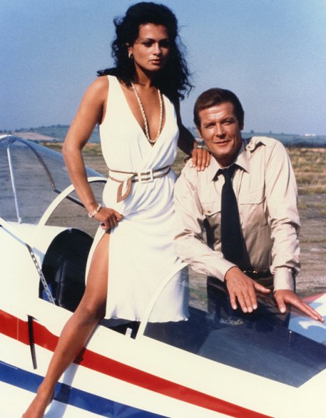 Tina Hudson, Roger Moore - Octopussy - Promo