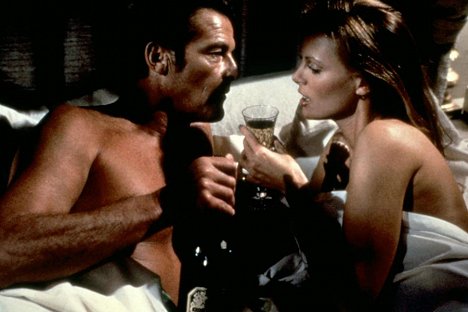 Roger Moore, Kristina Wayborn - James Bond: Chobotnička - Z filmu