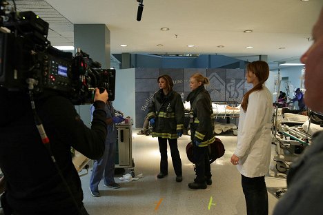 Christine Evangelista, Lauren German - Chicago Fire - A Dark Day - Del rodaje