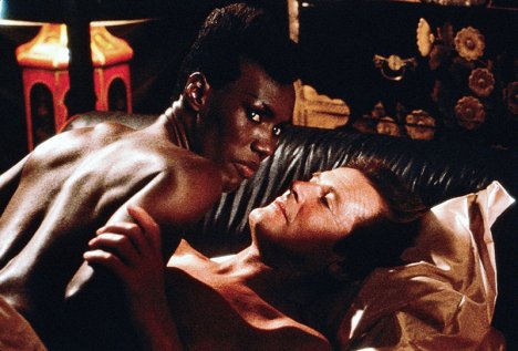 Grace Jones, Roger Moore - James Bond: Vyhliadka na smrť - Z filmu