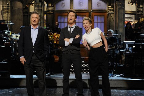 Alec Baldwin, Edward Norton, Miley Cyrus - Saturday Night Live - Filmfotos