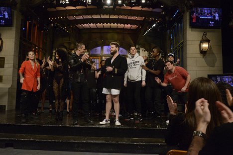 Skylar Grey, Nicki Minaj, James Franco, Seth Rogen, Pete Davidson, Jay Pharoah, Bobby Moynihan - Saturday Night Live - Van film