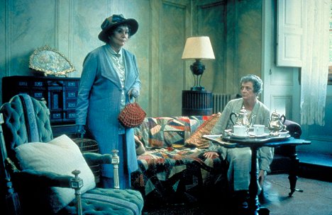 Joan Plowright, Maggie Smith - Tea Mussolinivel - Filmfotók