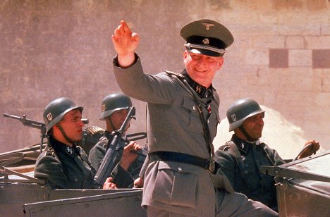 Chris Larkin - Čaj s Mussolinim - Z filmu