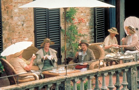 Maggie Smith, Joan Plowright - Čaj s Mussolinim - Z filmu