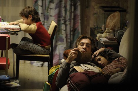 Guillermo Estrella, Javier Bardem, Hanaa Bouchaib - Biutiful - Filmfotók