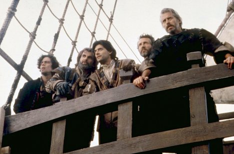 Benicio Del Toro, Georges Corraface - Christopher Columbus: The Discovery - Van film