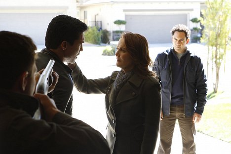 Ian Anthony Dale, Laura Innes, José Zúñiga - The Event - You Bury Other Things Too - Filmfotos