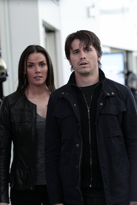 Taylor Cole, Jason Ritter - The Event - Arrival - Filmfotos