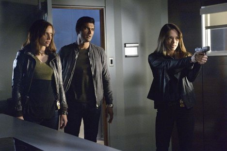 Nina Lisandrello, Sendhil Ramamurthy, Kristin Kreuk - Beauty and the Beast - Held Hostage - Photos