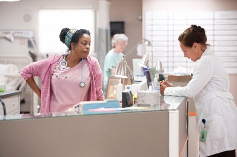 Niecy Nash, Laurie Metcalf - Getting On - Is Soap a Hazardous Substance? - Photos