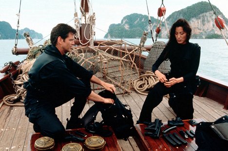 Pierce Brosnan, Michelle Yeoh - James Bond: Zajtrajšok nikdy nezomiera - Z filmu