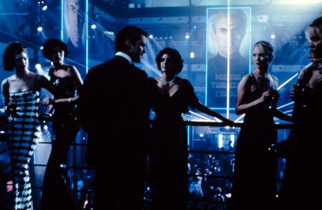 Pierce Brosnan, Teri Hatcher - James Bond 007 - Der Morgen stirbt nie - Filmfotos