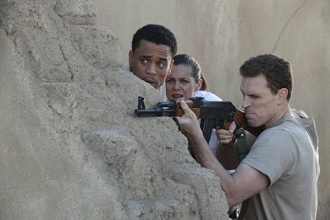 Michael Ealy, Christine Woods - FlashForward - Blowback - Filmfotók