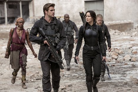 Patina Miller, Liam Hemsworth, Mahershala Ali, Jennifer Lawrence, Elden Henson - The Hunger Games: Mockingjay - Part 1 - Van film