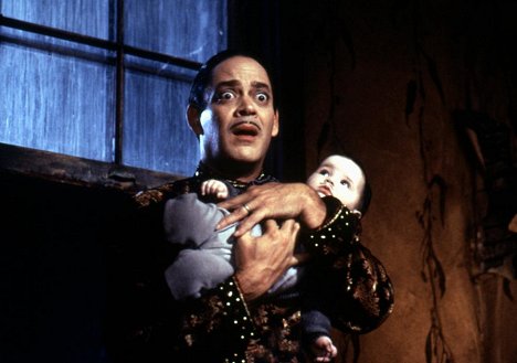 Raul Julia, Kaitlyn Hooper - Die Addams Family in verrückter Tradition - Filmfotos