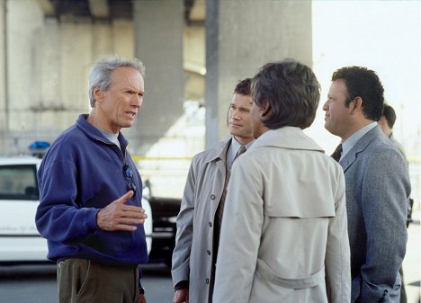 Clint Eastwood, Dylan Walsh, Paul Rodriguez - Créance de sang - Film