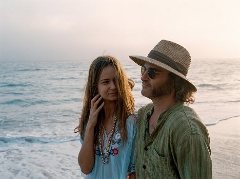 Katherine Waterston, Joaquin Phoenix - Skrytá vada - Z filmu