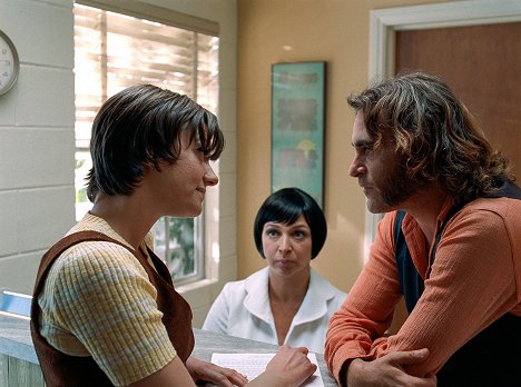 Belladonna, Maya Rudolph, Joaquin Phoenix - Inherent Vice - Kuvat elokuvasta